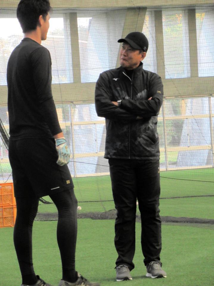 アーリーワークの合間に秋広（左）と話をする原監督