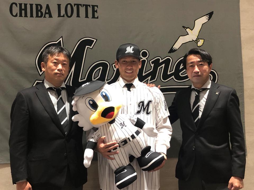 　入団が決まり笑顔を見せるロッテのドラフト４位・高野（中）と榎スカウト部長（左）と中川担当スカウト＝球団提供