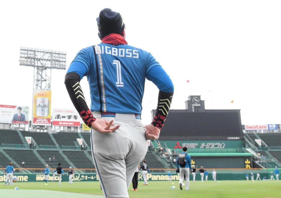 背番号１を身に纏う新庄監督（２０２２年６月３日撮影）