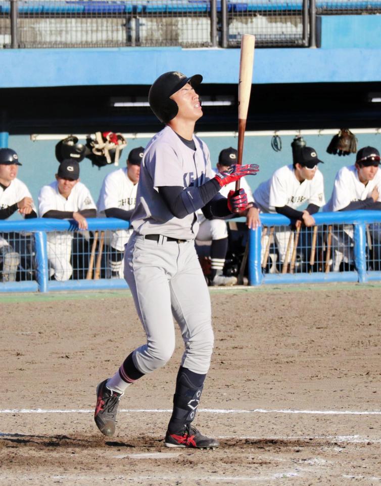 　空振りして悔しい顔の清原正吾内野手