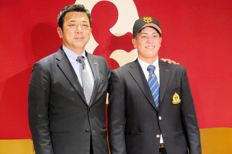 　仮契約後、会見に臨んだ巨人ドラ４の創価大・門脇（右）。左は担当の柏田スカウト