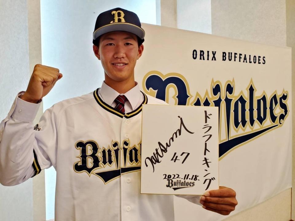 　仮契約を終え意気込むオリックスドラフト５位指名の日高（球団提供）