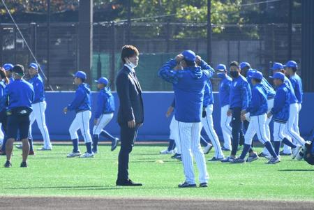 　中日に移籍が決まった砂田（中央）はスーツ姿であいさつ周りを行った（撮影・中田匡峻）