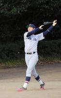 　野球教室のホームランダービーで大飛球を披露した慶大・清原