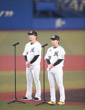 　ファン感謝デーで引退のあいさつをする田中靖（左）と松永（撮影・開出牧）