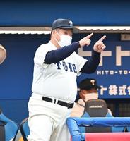 　打席の選手に指示を出す大阪桐蔭・西谷監督（撮影・高石航平）