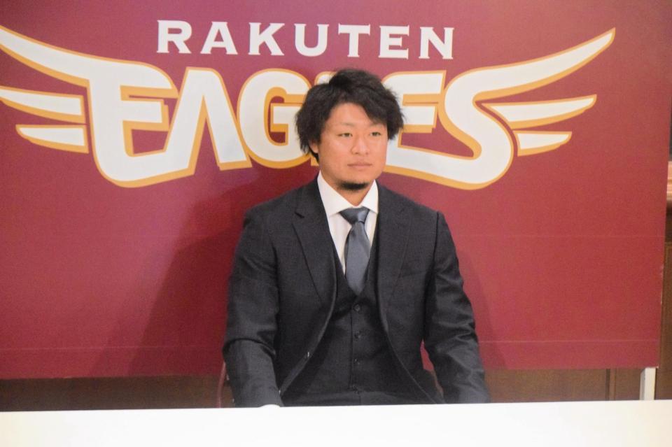 　減俸で更改した酒居（代表撮影）