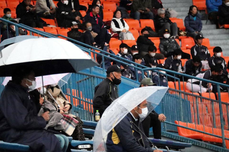 　雨の中、傘も差さずに観戦する清原氏