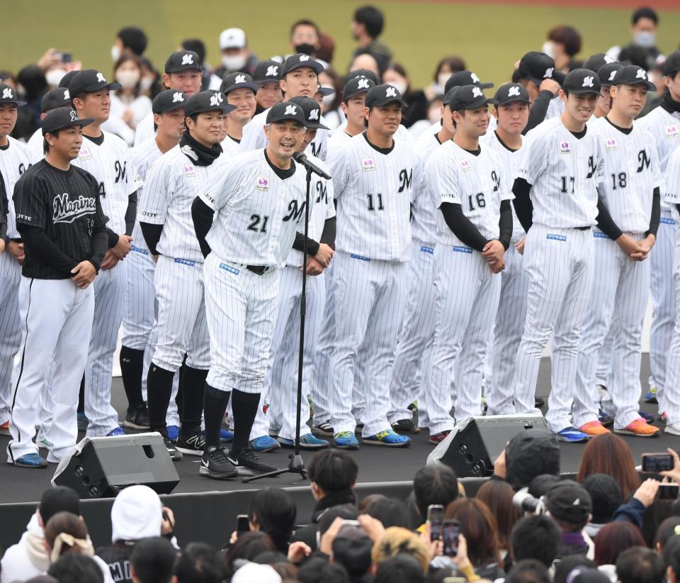 　ファン感謝デーの開会セレモニーであいさつする吉井監督（左手前）＝撮影・開出牧