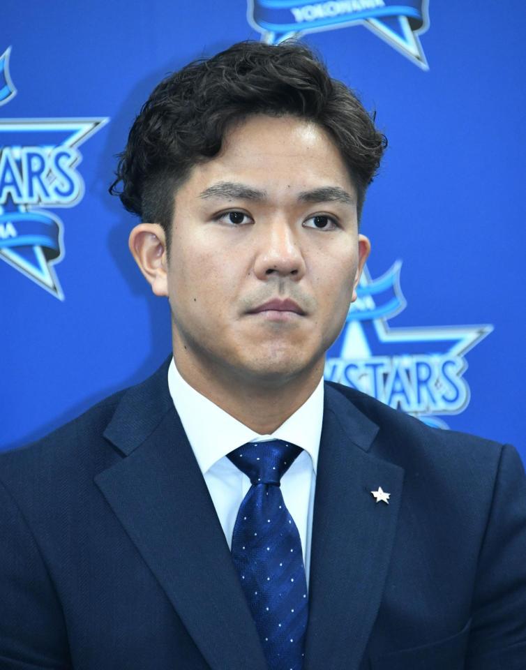 　契約更改を終え、会見する田中俊（撮影・中田匡峻）