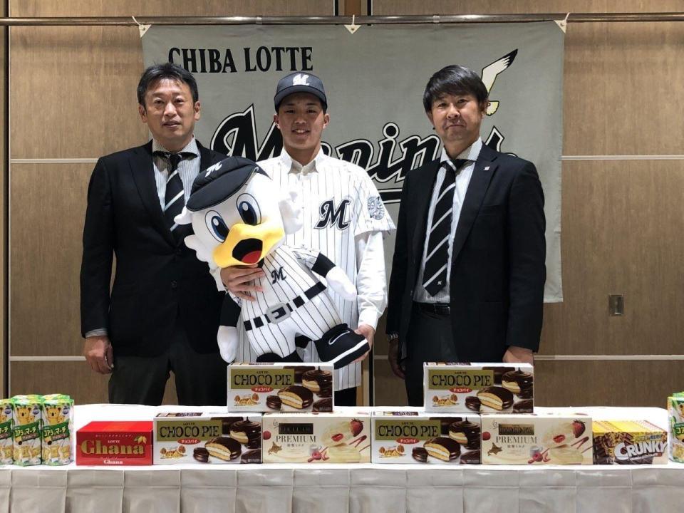 　契約を締結し笑顔をみせる育成ドラフト４位・黒川内野手と榎スカウト部長（左）と柳沼担当スカウト（右）＝球団提供