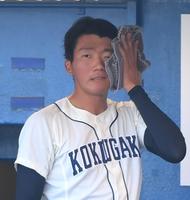 　６回途中、降板して汗を拭う国学院大・田中千晴（撮影・堀内翔）