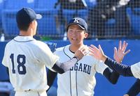 　６回途中から登板して好リリーフを見せた坂口翔颯（右）を迎える国学院大・田中千晴（撮影・堀内翔）