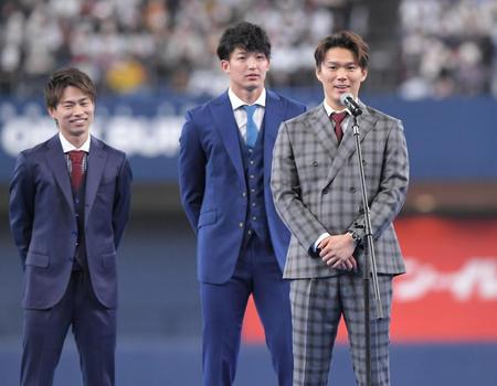 　「トレンド大賞２０２２」のコーナーで（左から）山岡、山崎颯らと共に「バファローズ山脈」でノミネートされた山本（撮影・高部洋祐）