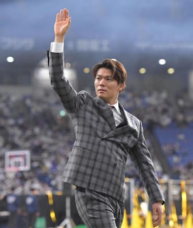 　スーツ姿で場内一周する山本（撮影・高部洋祐）