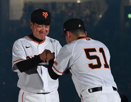 　原監督（左）とグータッチをするドラ１・浅野（撮影・佐々木彰尚）