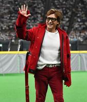 新庄監督着用フーディ 黒/白 写真：グラサン、襟立、ド派手スーツの新庄監督が所信表明「今日