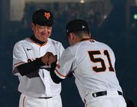 　原監督（左）とグータッチをするドラ１・浅野（撮影・佐々木彰尚）