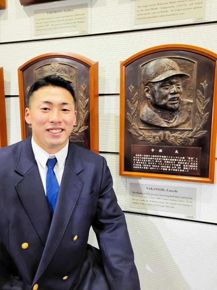 　中西太氏のレリーフ前で笑顔を見せる浅野（球団提供）