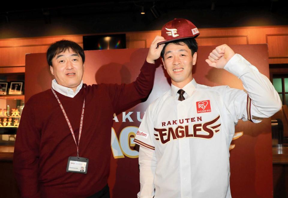 　入団会見で笑顔を見せる石井監督（左）と阿部（代表撮影）