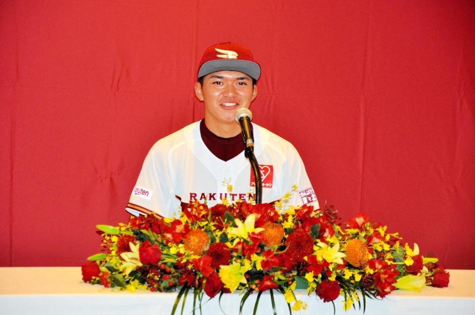 　入団会見に臨んだドラフト５位・平良（代表撮影）