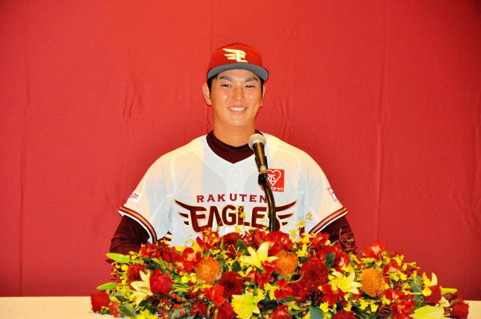 　入団会見に臨んだ育成４位の永田（代表撮影）