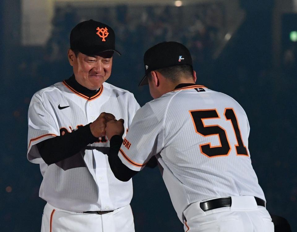 　原監督（左）とグータッチをするドラ１・浅野（撮影・佐々木彰尚）