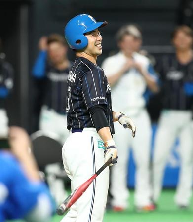 　ソフトボール対決で岩本勉氏からヤジを受け、苦笑いの近藤（撮影・中島達哉）