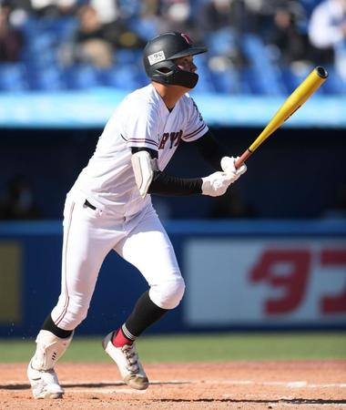 　４回、右越え２ランを放ち打球を見つめる広陵・真鍋慧（撮影・開出牧）