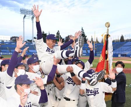 　優勝を決めナインに胴上げされる明大・田中武宏監督（撮影・開出牧）