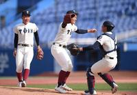 　大会史上初の連覇を果たし南川幸輝（右）と抱き合う大阪桐蔭・前田悠伍（撮影・開出牧）