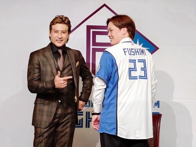 新庄監督就任2022年モデル オンフィールドライン ジャケットとパンツ 新庄監督「このキャッチャーほしいと思った」FAの伏見入団会見「必要