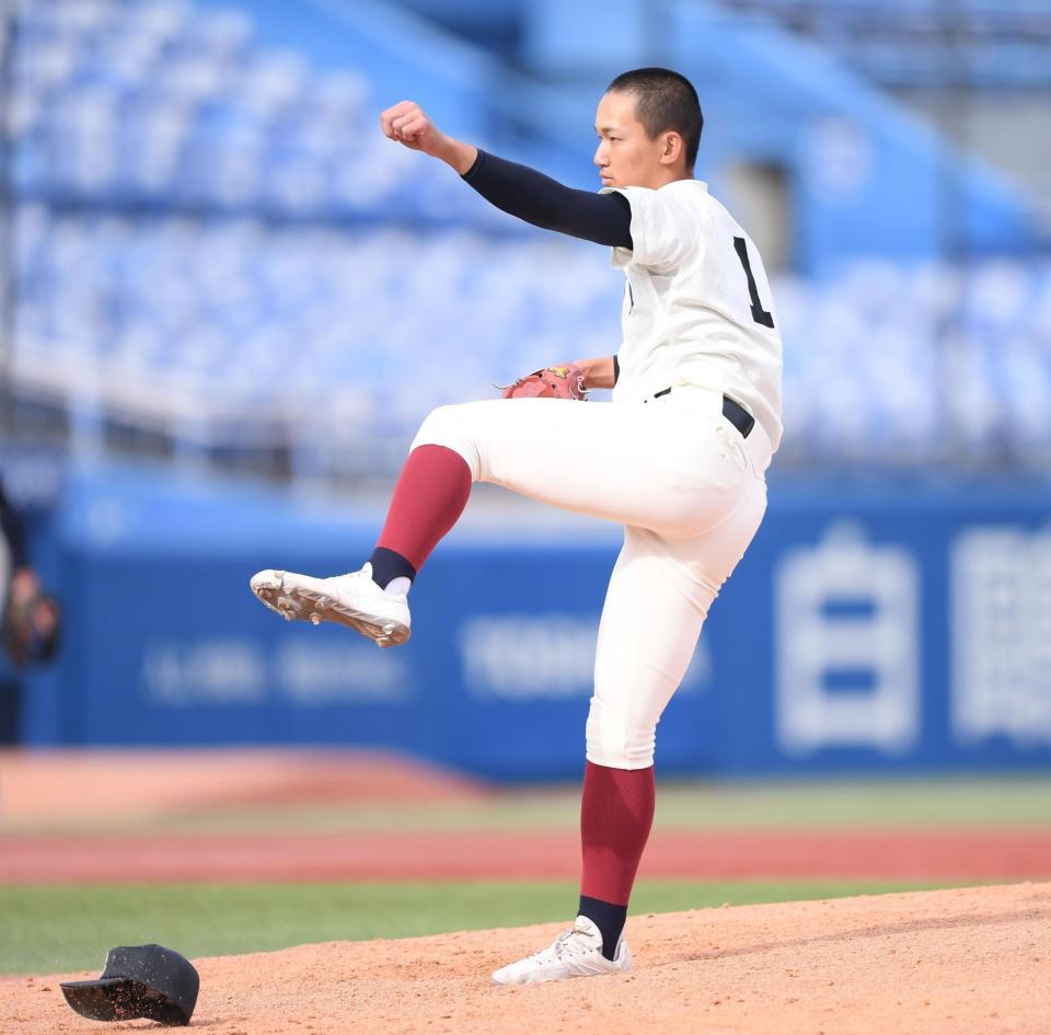 　６回から登板し帽子を飛ばして力投する大阪桐蔭・前田悠伍（撮影・開出牧）