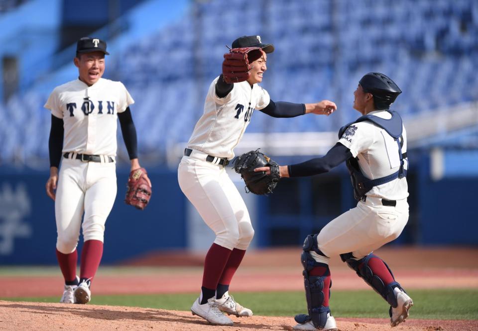 　大会史上初の連覇を果たし南川幸輝（右）と抱き合う大阪桐蔭・前田悠伍（撮影・開出牧）