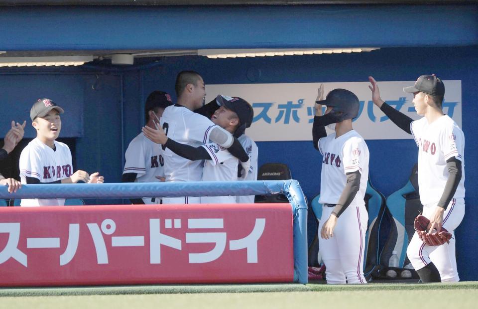 　４回、右越え２ランを放ちナインと抱き合って喜ぶ広陵・真鍋慧（中央左）＝撮影・開出牧