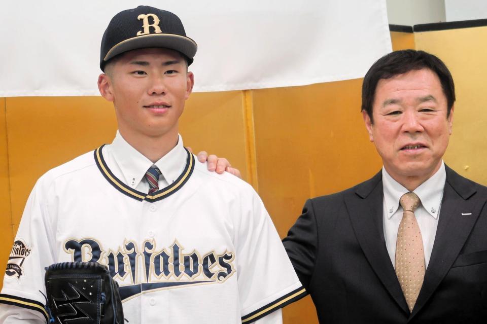 　入団会見を終え、オリックスのユニホームに身を包むドラフト１位の白鴎大・曽谷（左）。右は福良ＧＭ 