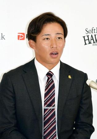 　契約更改交渉を終え、記者会見するソフトバンク・野村勇（代表撮影）