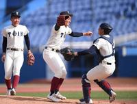 　南川（右）と抱き合う大阪桐蔭・前田