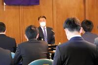 　３年ぶりに開催された「甲子園塾」で受講者に講義する智弁和歌山の中谷仁監督＝大阪市内