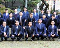 　「甲子園塾」受講者と記念撮影する塾長の山下智茂氏（１列目中央）と智弁和歌山の中谷仁監督（同右から２人目）、日本高野連の日本高野連の宝馨会長（同左から２人目）＝大阪市内