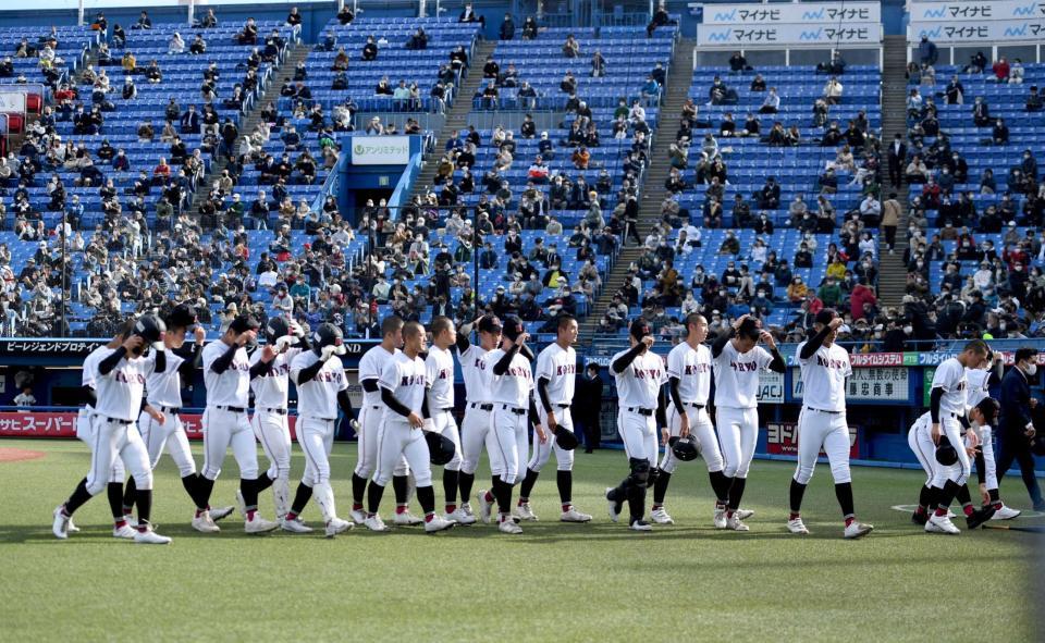 　決勝で大阪桐蔭に惜敗し引き揚げる広陵ナイン