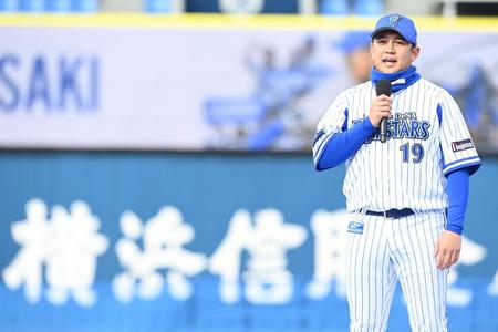 　来シーズンもＤｅＮＡで戦うことを発表した山崎（撮影・高石航平）