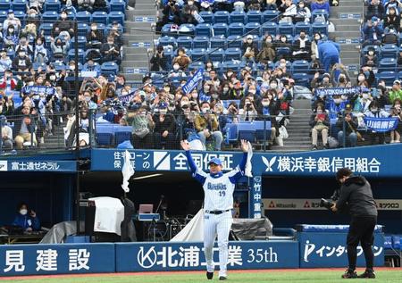 　来季もＤｅＮＡの一員として戦うことを発表した山崎（撮影・高石航平）