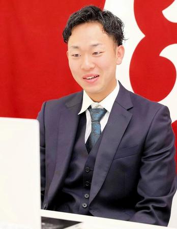 　契約更改を終えて、取材対応する山崎伊（球団提供）