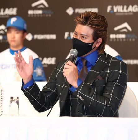 　新入団選手発表会見に出席し、代表質問に答える新庄監督（撮影・中島達哉）