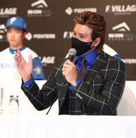 　新入団選手発表会見に出席し、代表質問に答える新庄監督（撮影・中島達哉）