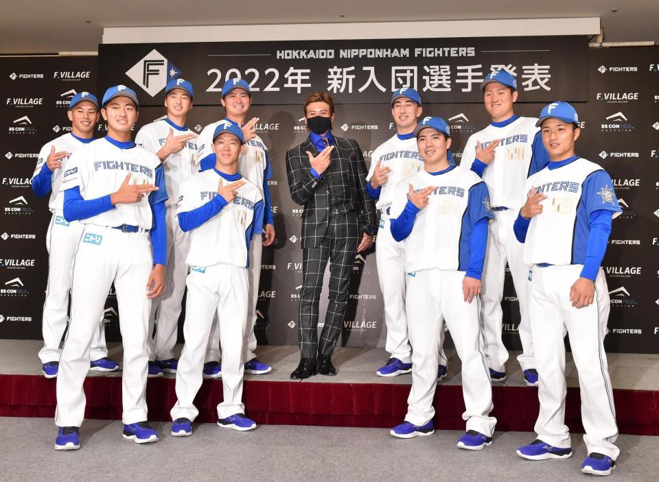 　新入団選手発表会見に出席し、ポーズを決める（前列左から）安西、矢沢、金村、奈良間（後列左から）宮内、藤田、中山、新庄監督、山口、山本（撮影・中島達哉）