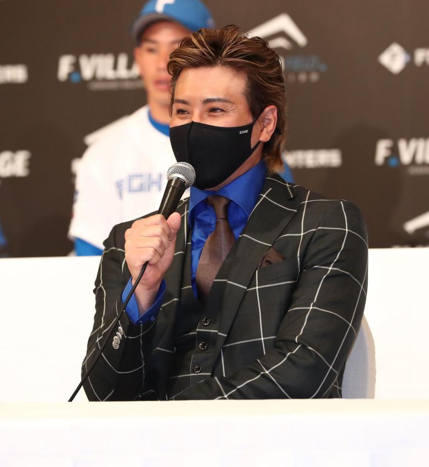 　新入団選手発表会見に出席した新庄監督（撮影・中島達哉）