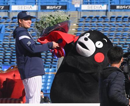 　くまモンから花束を受け取る村上（撮影・堀内翔）