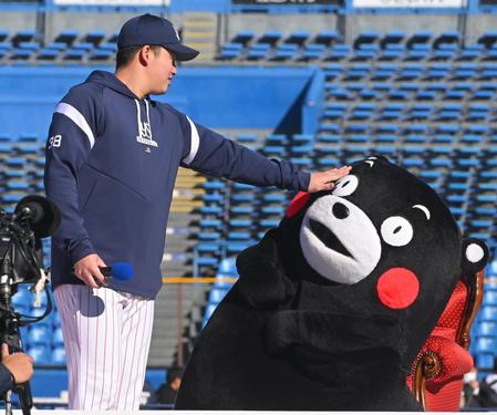 　くまモンをなでる村上（撮影・堀内翔）